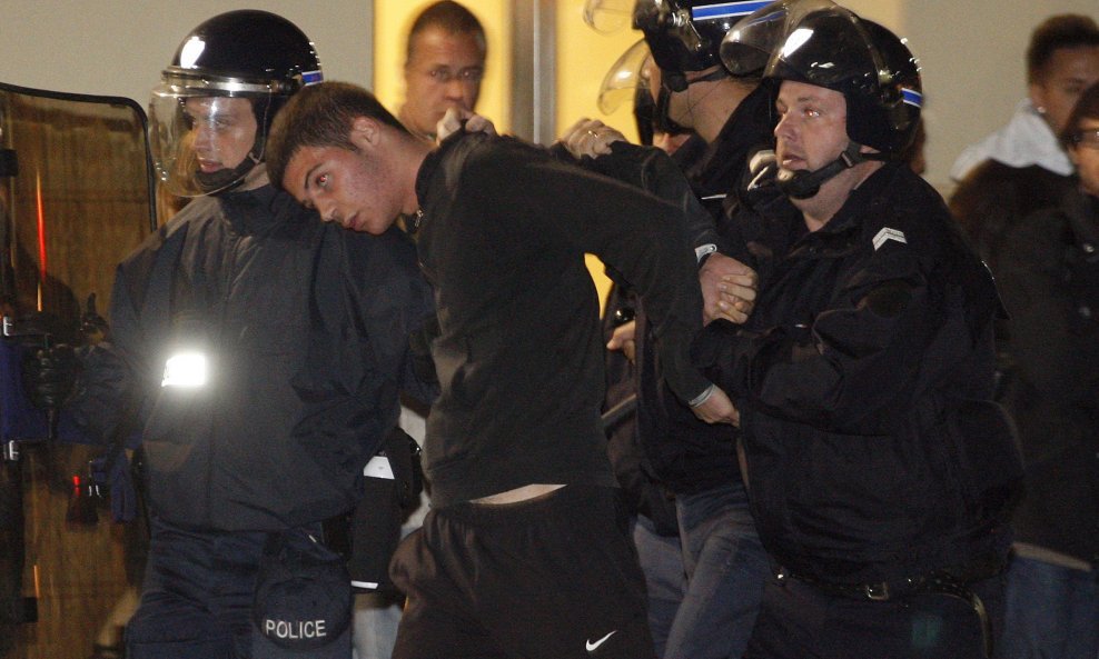 Francuska policija i huligan