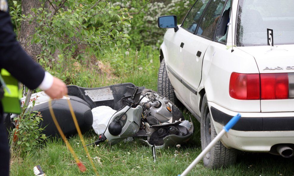 PROMETNA NESREĆA SKUTER MOPED MOTOCIKL