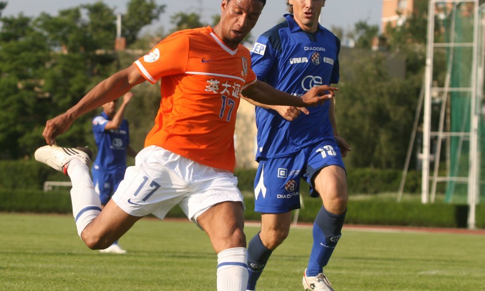 Dario Šimić prati igrača Shandonga