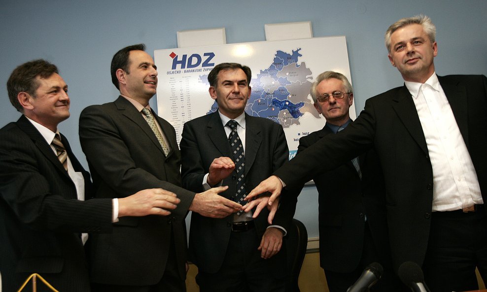 predsjednici zupanijskih odbora 5 stranaka (slijeva na desno) Ivica Kozina (HSU), Danijel Srb (HSP), Tomislav Ivic (HDZ), Pavo Sarcevic (HSS) i Darko Bajto (HSLS)