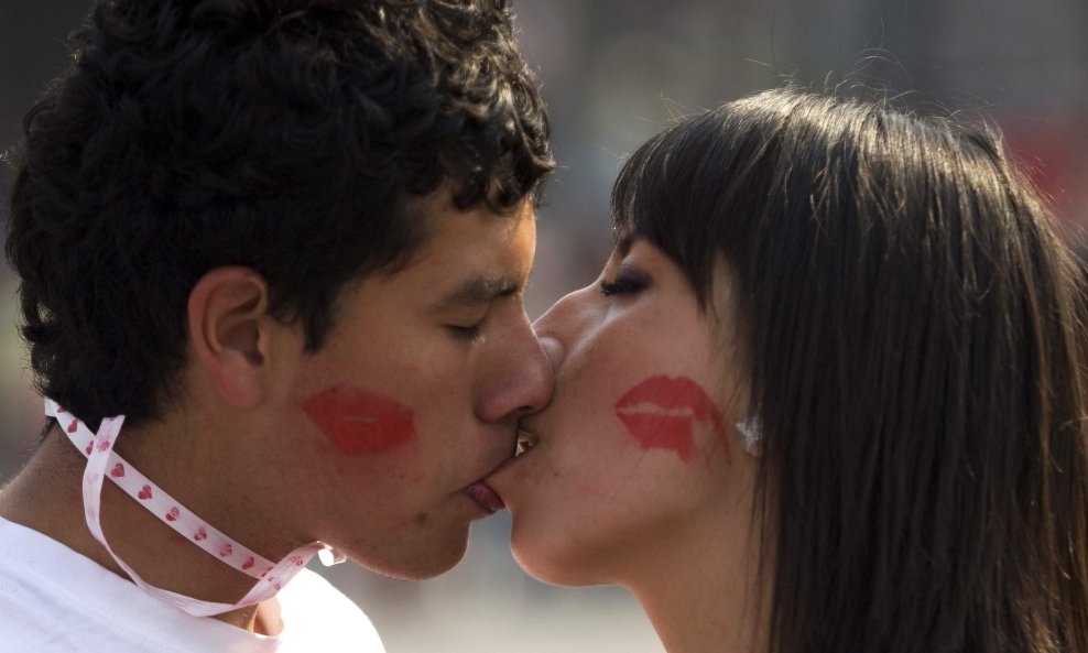 Mexico oborio rekord u istodobnom ljubljenju 