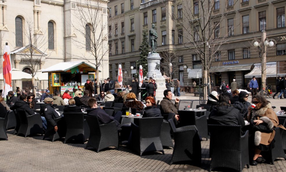 Najuporniji su već danas ispijali kave na Cvjetnom trgu