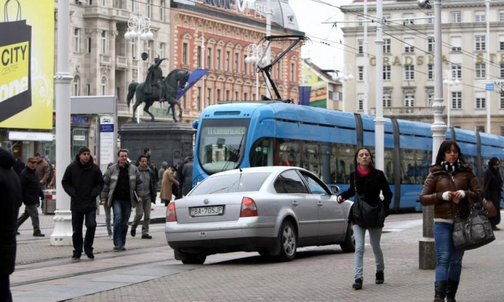 Slovak parkirao nasred Trga bana Jelačića