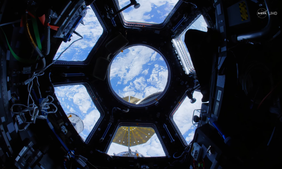 Pogled kroz prozor na ISS-u