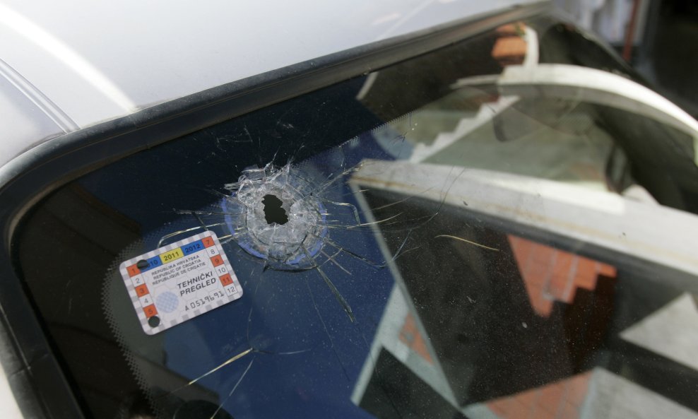 automobil propucano staklo