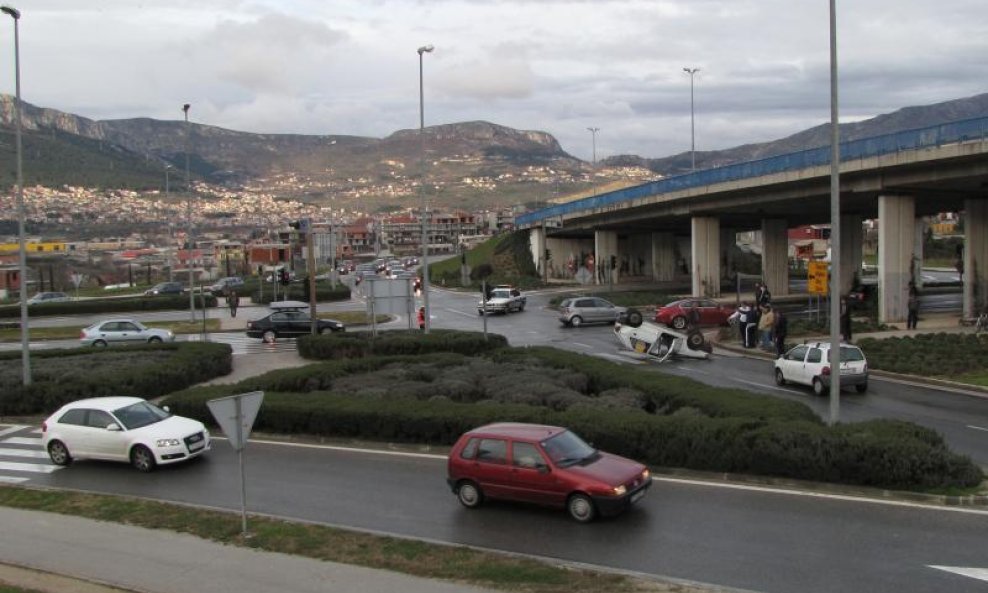 Nadvožnjak prometna nesreća ulica domovinskog rata split