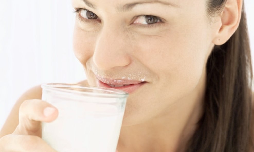 žena pije mlijeko