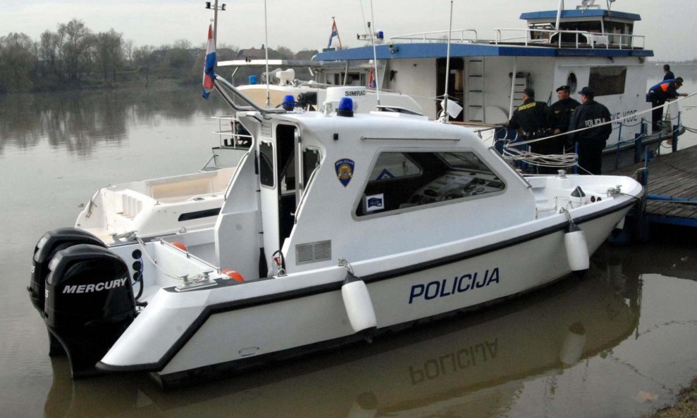 Policijski čamac sava