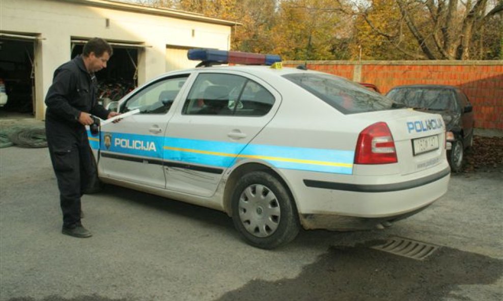 ocevid na slabije udarenom policijskom automobilu