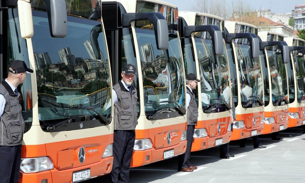 Na autobusnom stajalištu na riječkoj Delti predstavljeno i pušteno u promet novih jedanaest gradskih autobusa komunalnog poduzeća Autotrolej. Autobusi su koštali skoro 32 milijuna kuna.  