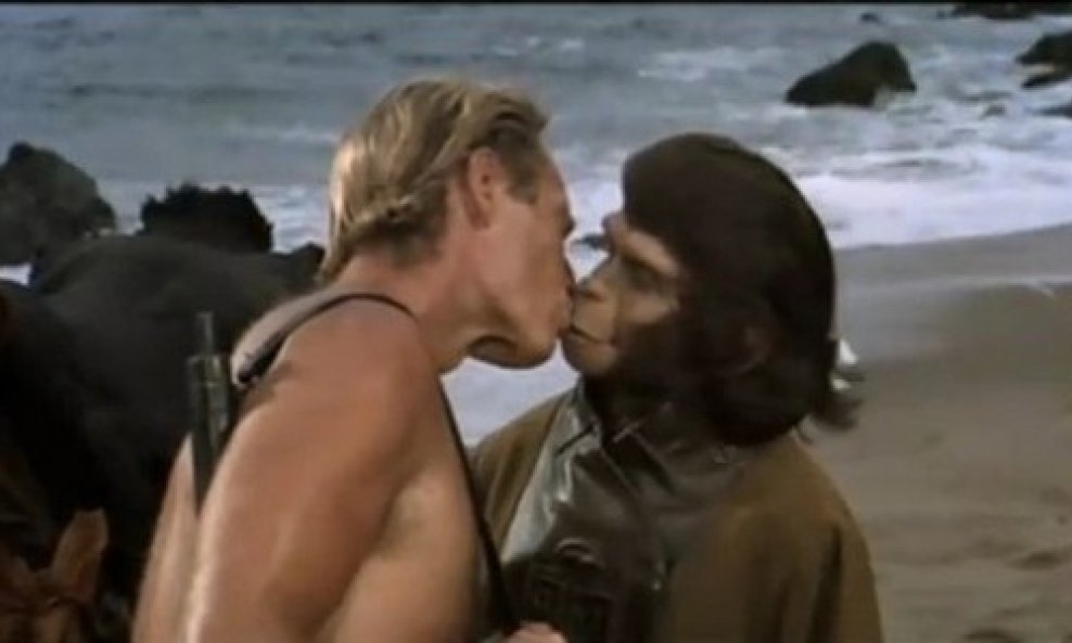 Poljubac Planeta majmuna Charlton Heston