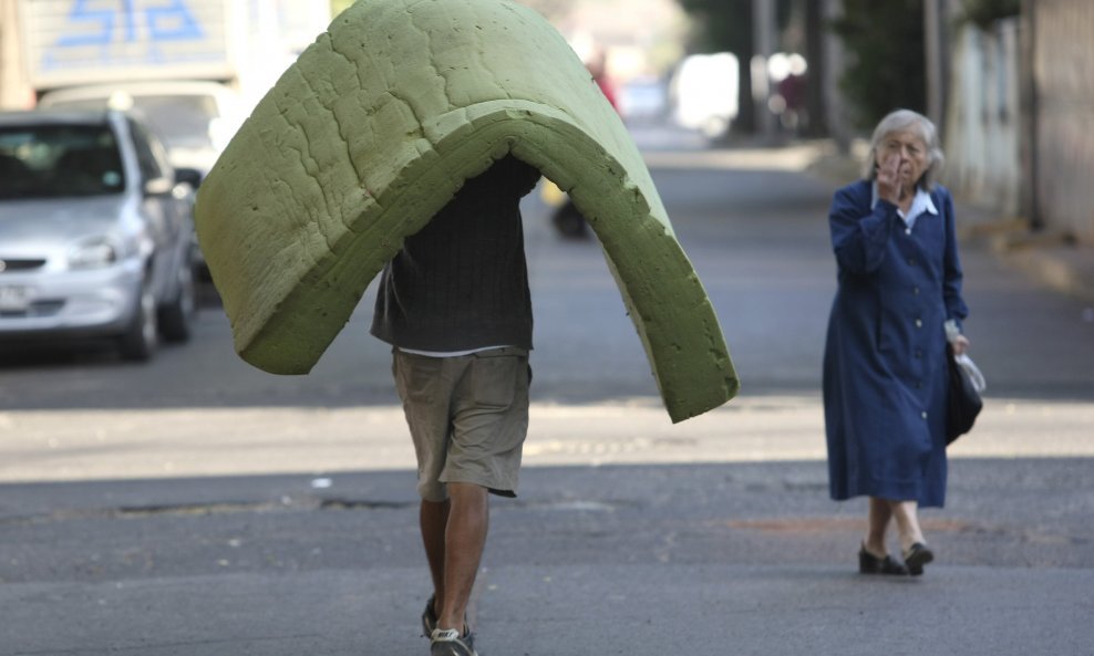 Beskućnik u čileanskoj metropoli Santiagu nosi svoj 'krevet'
