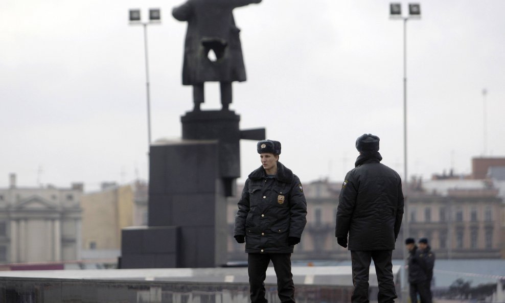 Policajci u St. Petersburgu čuvaju kip utemeljitelja bivšeg Sovjetskog saveza Vladimira Lenjina, nakon što je u ranim jutarnjim satima 1. travnja nepoznat netko raznio njegov stražnji dio. Kip postavljen 1926. godine preživio je opsadu Lenjingrada za vrij