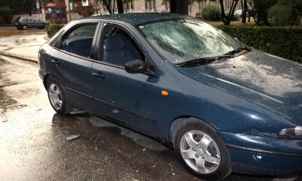 UNIŠTENI AUTOMOBIL VANDALIZAM