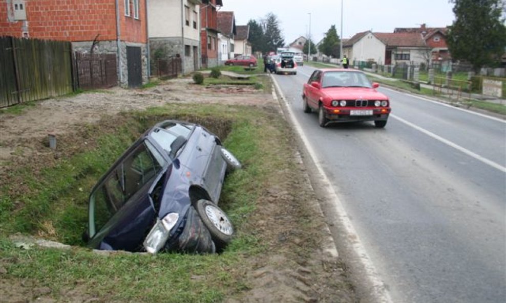 Opel corsa zavrsio izguran je s kolnika u jarak