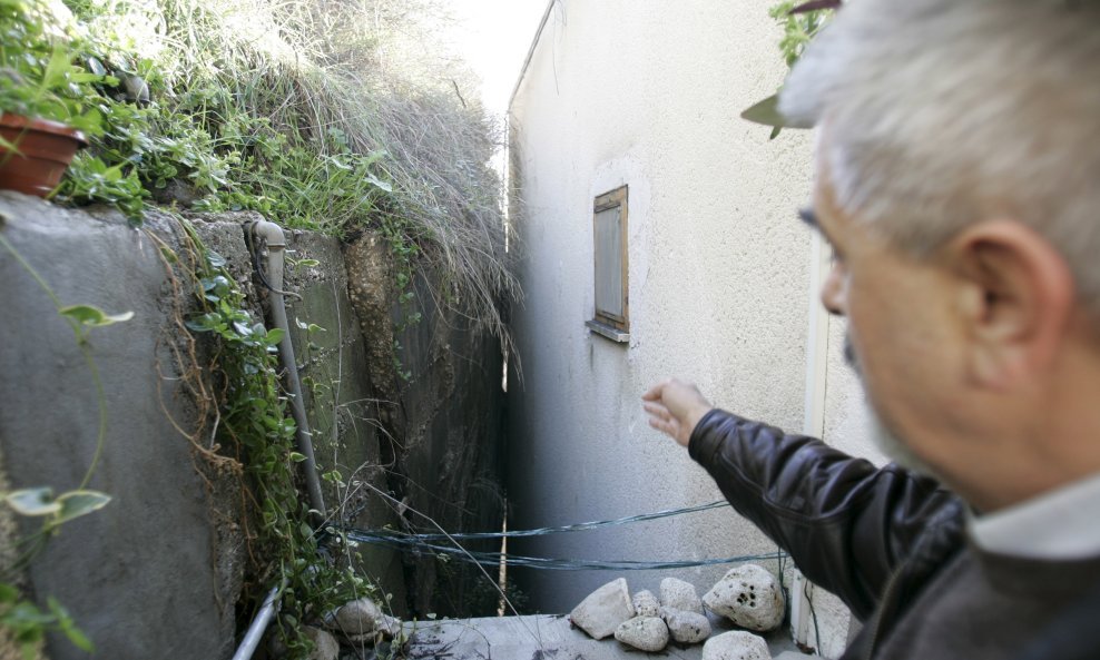 Potporni zid iza dviju obiteljskih kuća u Dugom ratu