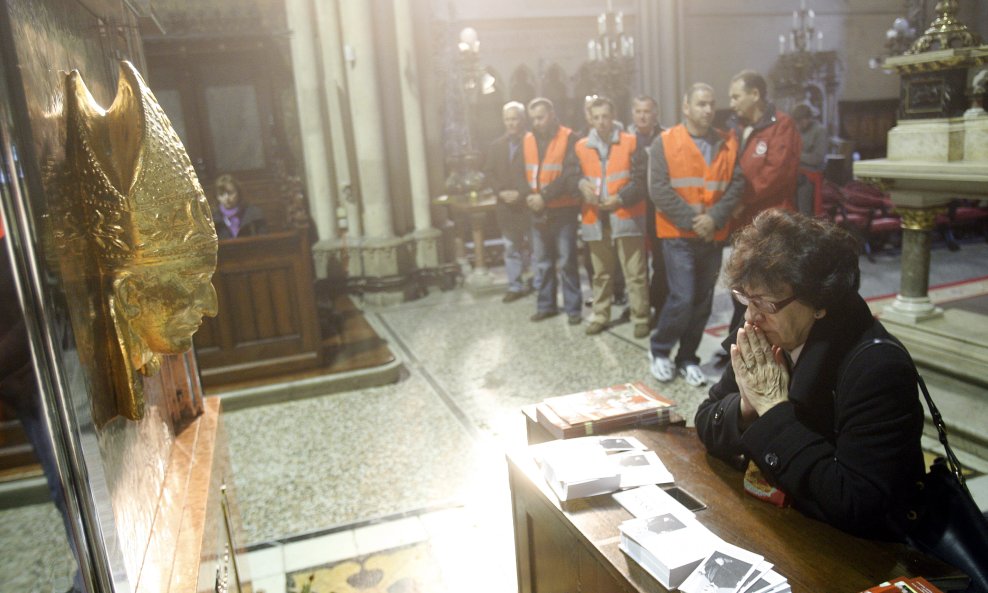 metalci_prosvjed molitva u katedrali