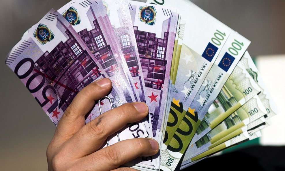 novac u rukama euro euri