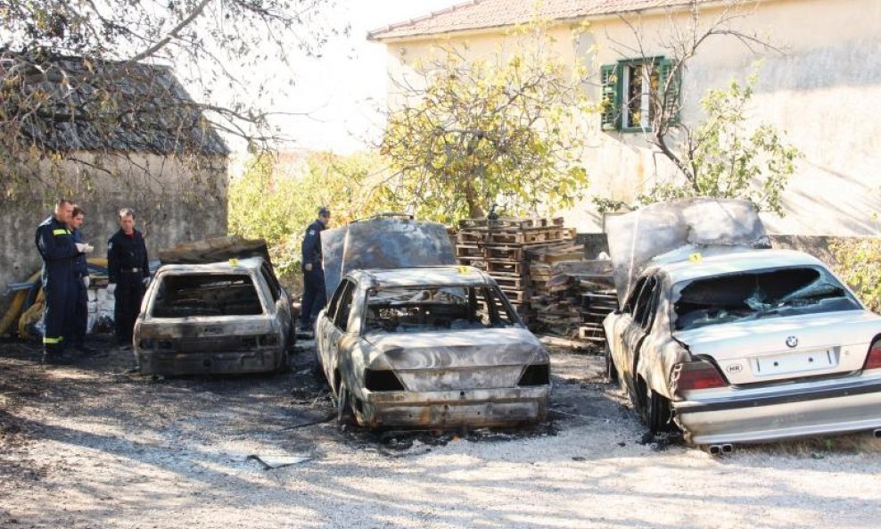 spaljeni automobili solin