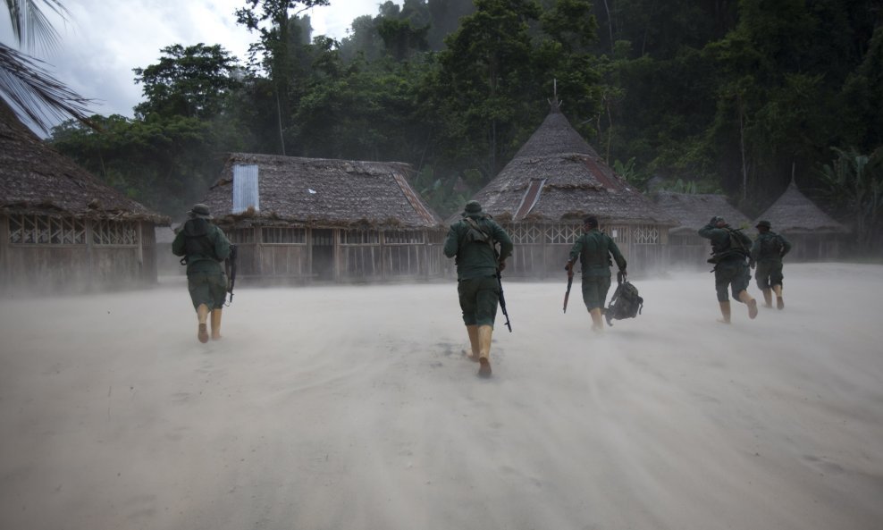 Venezuelski vojnici izlaze iz helikoptera u selu nedaleko od ilegalnog rudnika zlata na obali rijeke Cura. Foto: REUTERS/Carlos Garcia Rawlins 