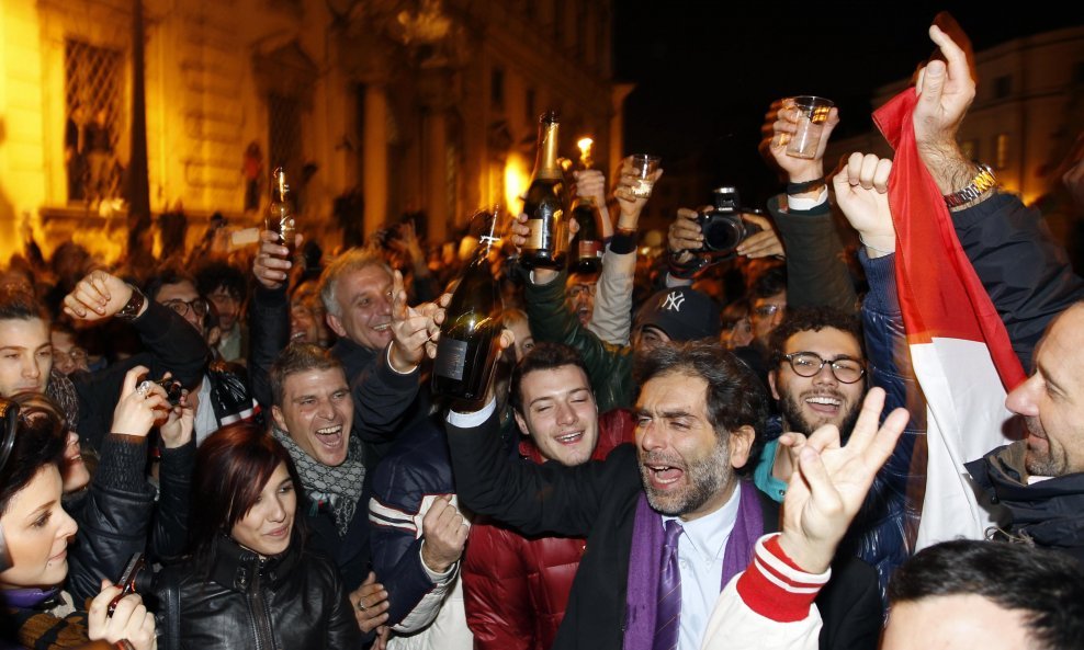 Slavlje u Rimu nakon ostavke Berlusconija