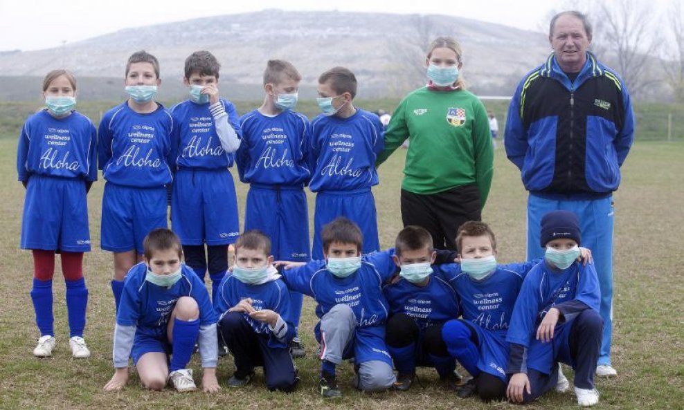 Mali nogometaši s maskama zbog smrada s Jakuševca (5)
