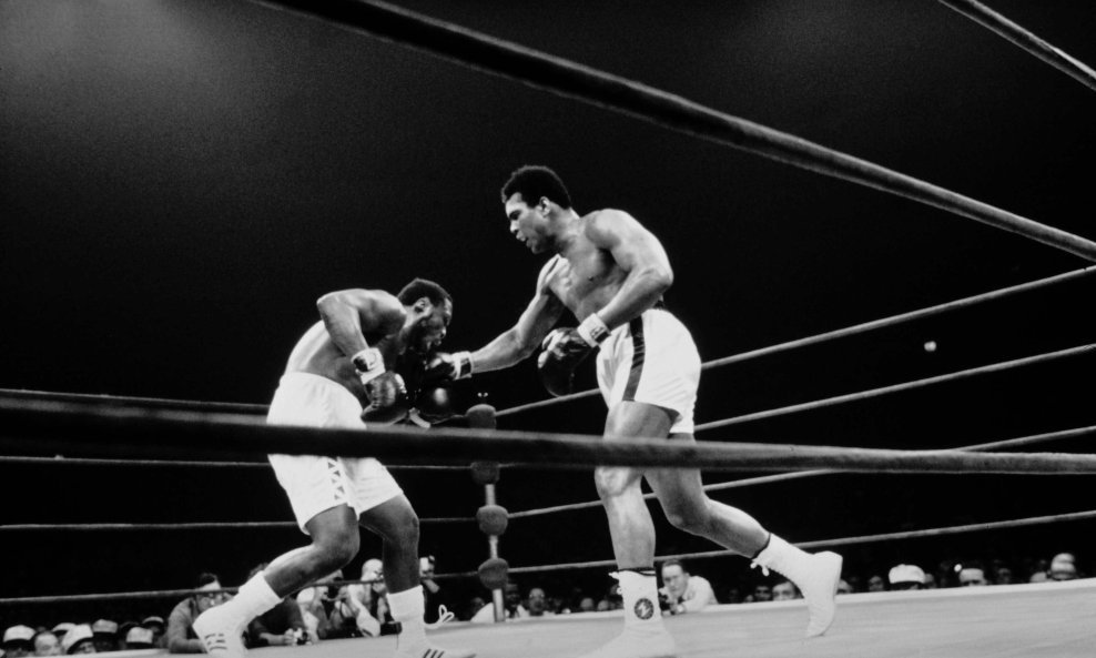 Detalj iz drugog meča Ali-Frazier, održanog u New Yorku. Joe Frazier bio je svjetski prvak i 'epski rival'  Alijeve karijere u 70-ima. Borili su se triput, a rezultat je 2:1 za Alija