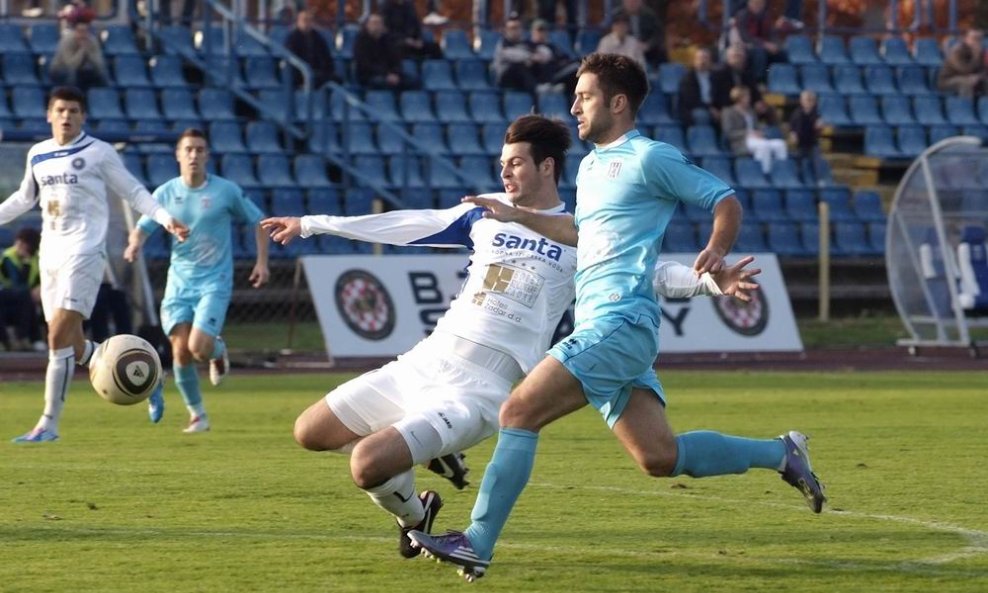 Enes Novinić (u plavom dresu) NK Karlovac - NK Zadar (sezona 2011-12)