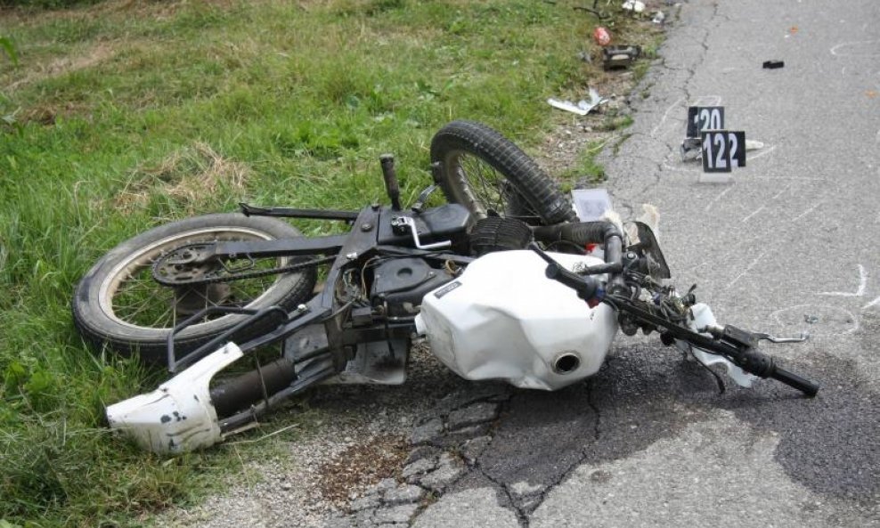 moped na cesti nesreća