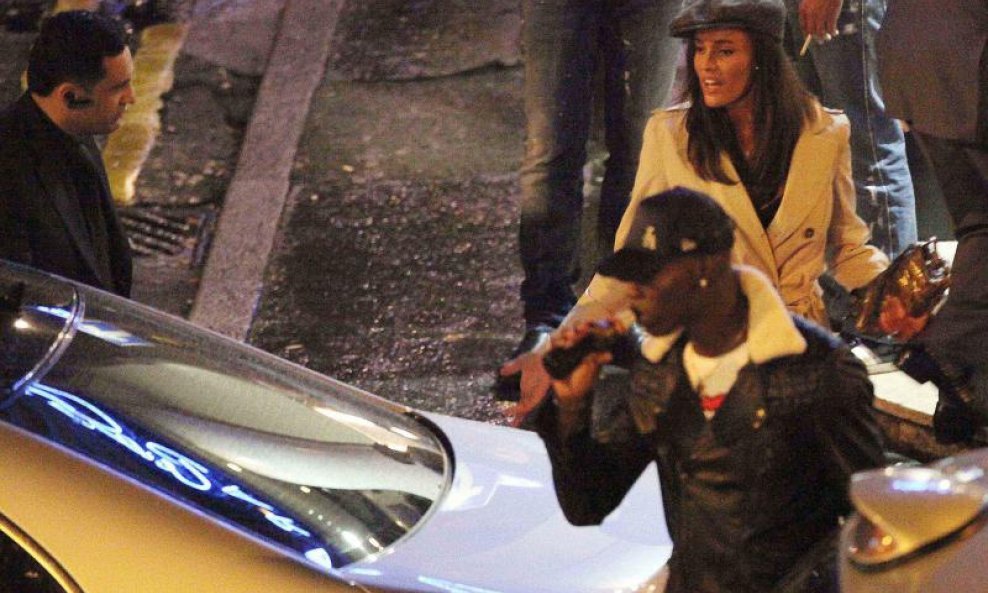 Mario Balotelli i Betty Kourakou (5)