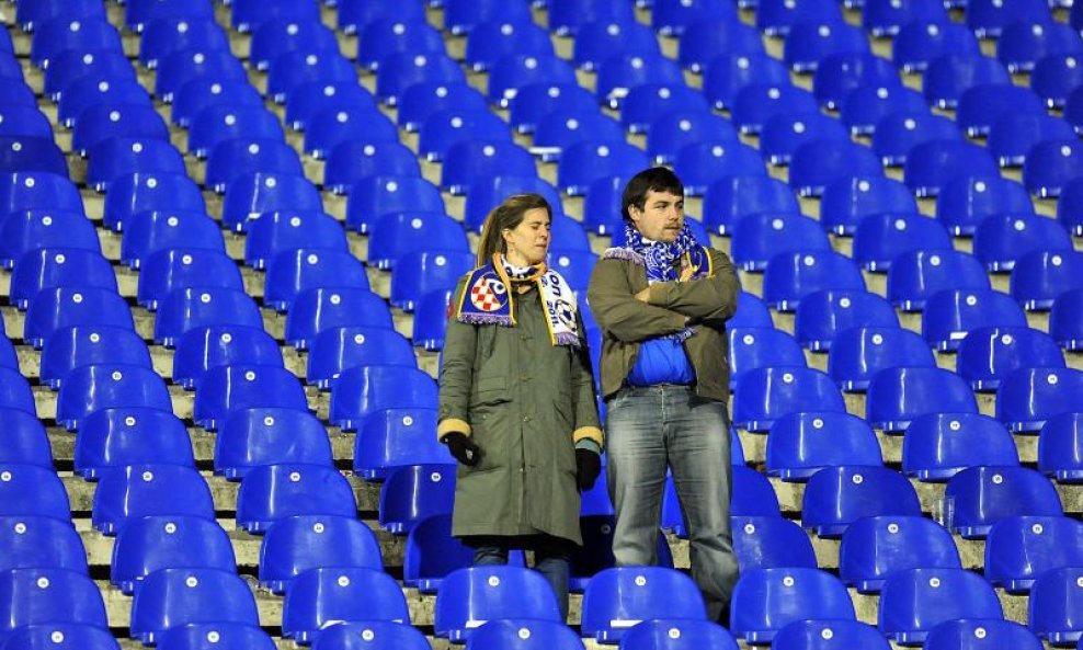 Navijači na praznom stadionu