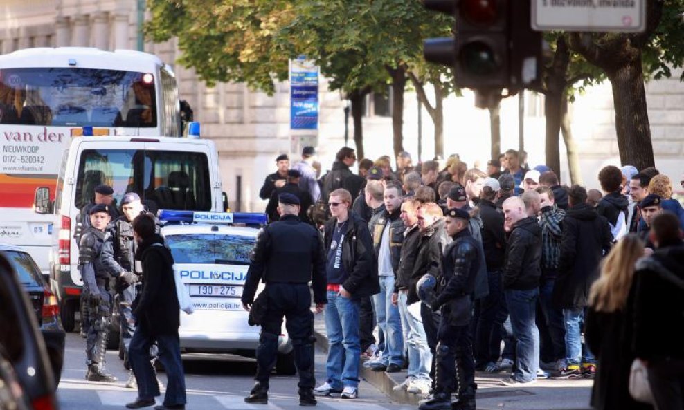 Ajaxovi navijači u šetnji Zagrebom (2)