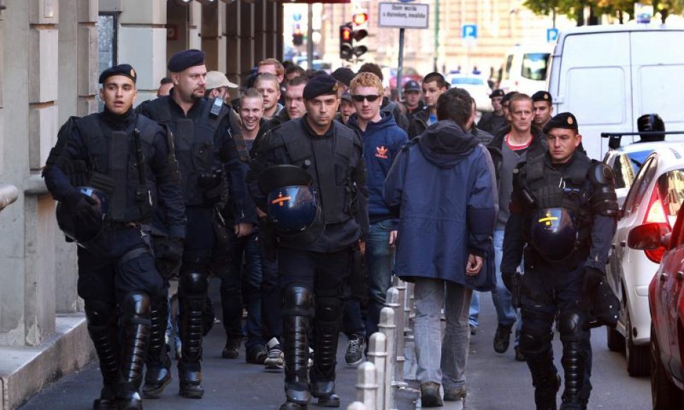 Navijači Ajaxa i hrvatska policija