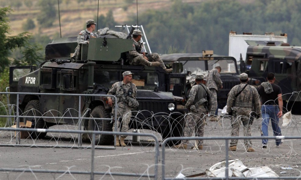 2011-07-31T191644Z_01_MDJ12_RTRIDSP_3_KOSOVO-BORDER