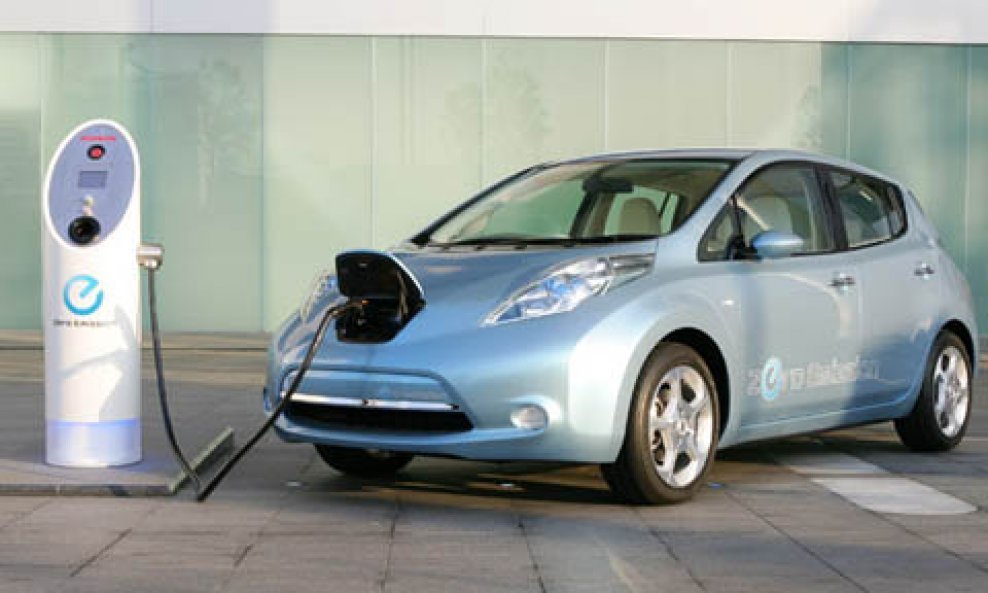 nissan_leaf_avchargingpedestal