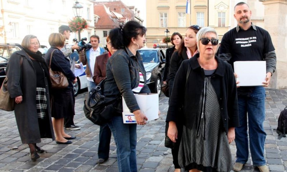 NEVA TOELLE POTPISI AUTONOMNA ŽENSKA KUĆA