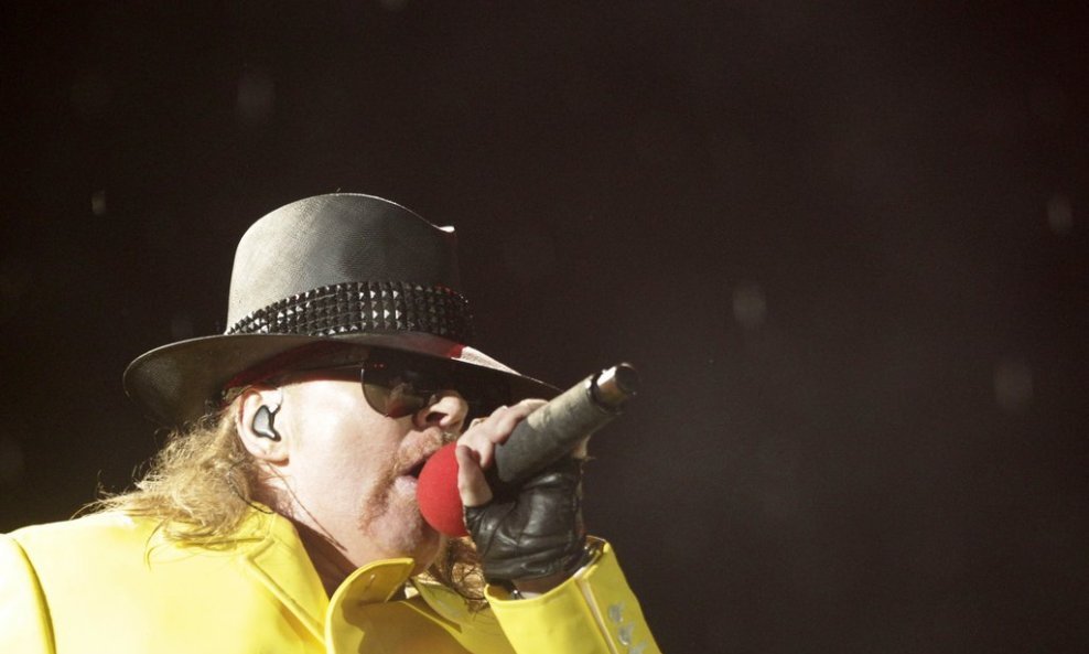 Axl Rose nabacio žuti kaput i kilograme 1