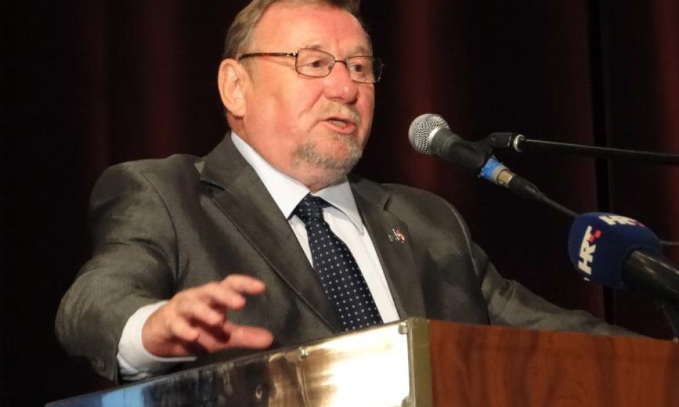 Vladimir Šeks za govornicom