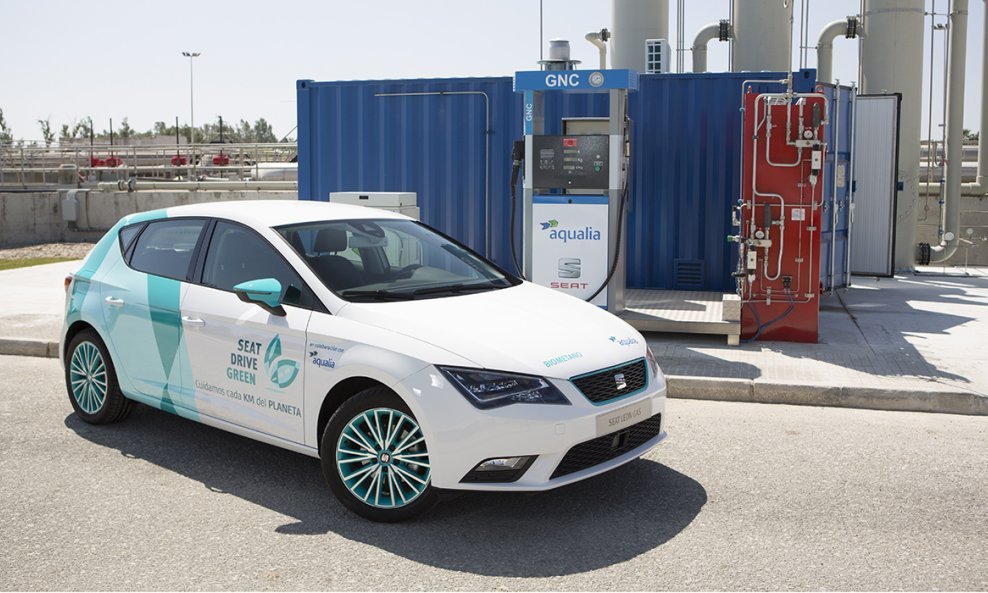 Seat Leon pred crpkom za CNG autoplin iz otpadnih voda. 