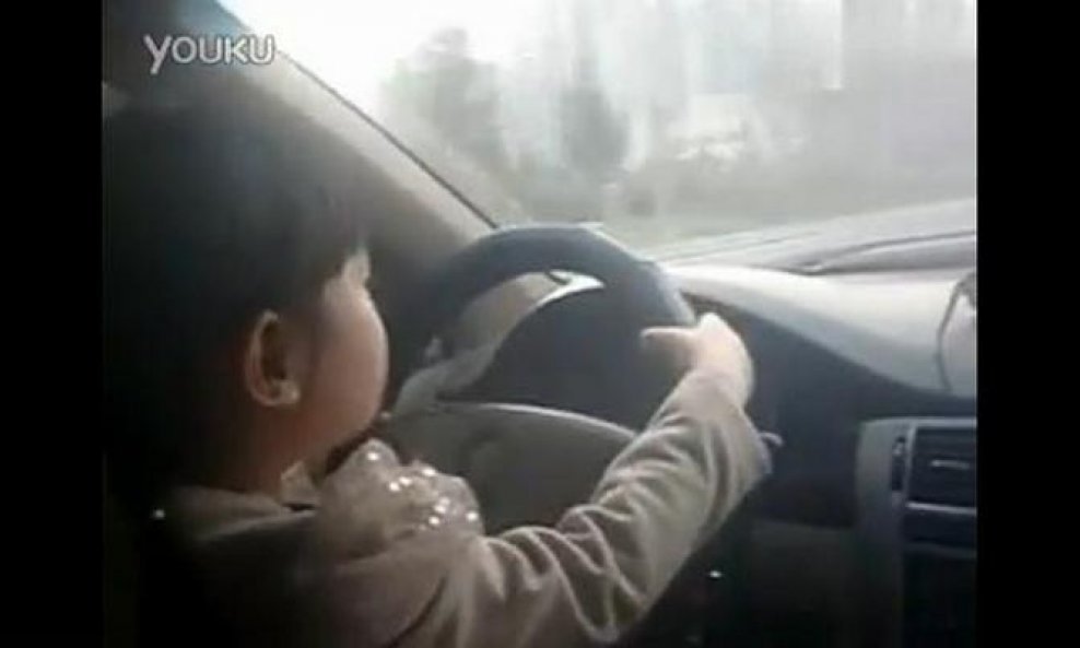 kineska četverogodišnja vozačica