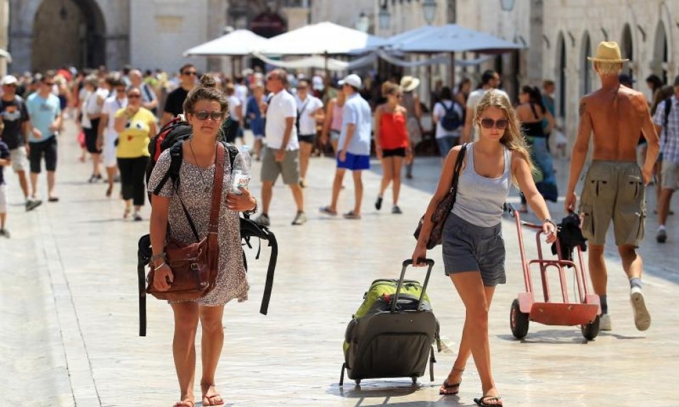 Turisti na Stradunu 2