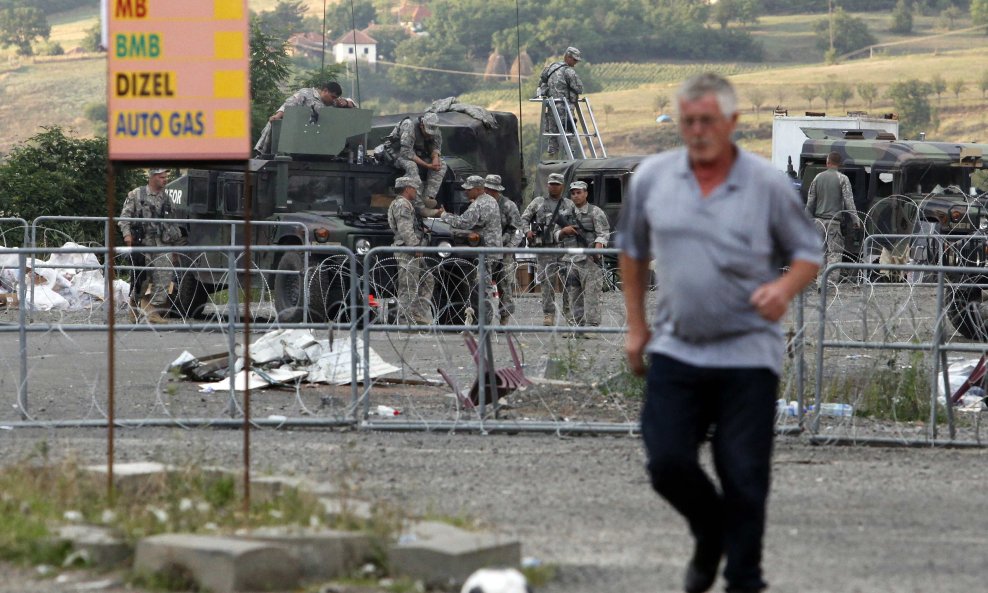 2011-07-31T191234Z_01_MDJ13_RTRIDSP_3_KOSOVO-BORDER