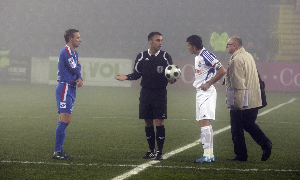 Igrati ili ne igrati, pitanje je sad - sudac Igor Pristovnik i kapetani oba tima Miljenko Mumlek (Varteks) i Mateas Delić (Slaven Belupo)