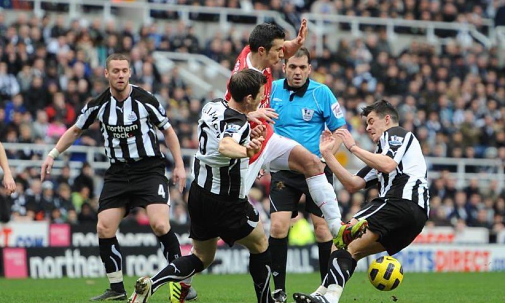 Robin Van Persie, Mike Williamson (2nd left) i Joey Barton (desno)