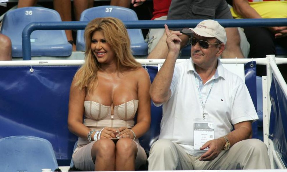 rasna ljepotica, duboki dekolte