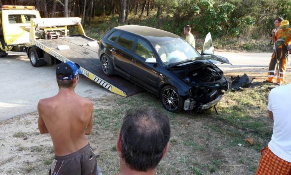 sudar audi razbijeni automobil