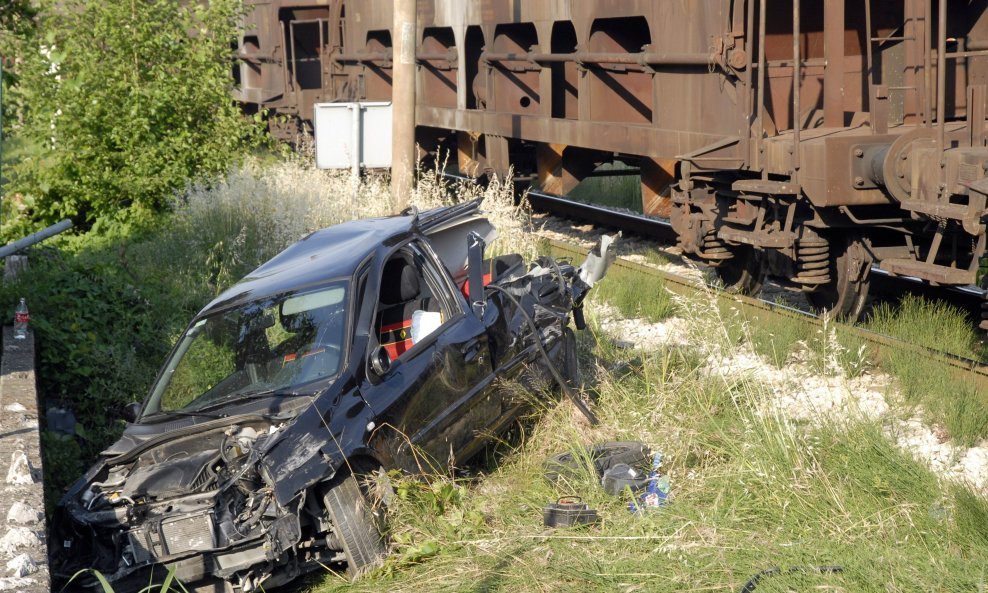 SUDAR VLAK AUTOMOBIL PROMETNA NESREĆA