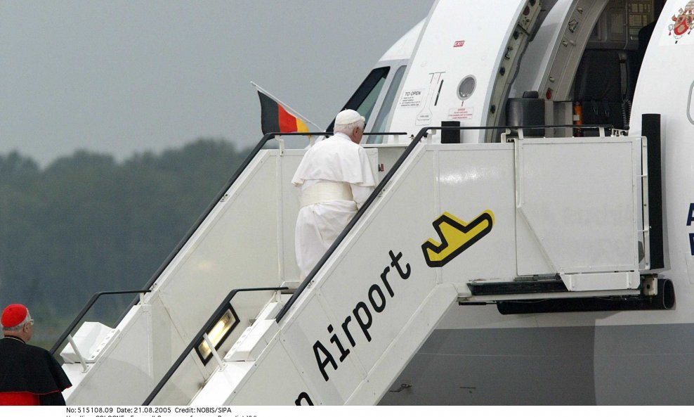 PAPA BENEDIKT XVI. zrakoplov