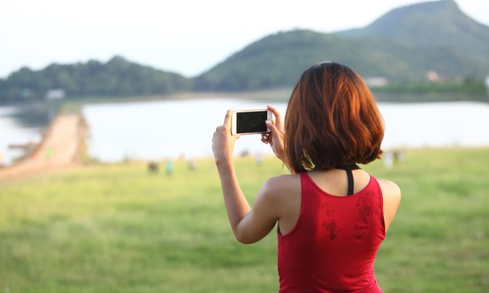 žena djevojka pametni telefon smartphone