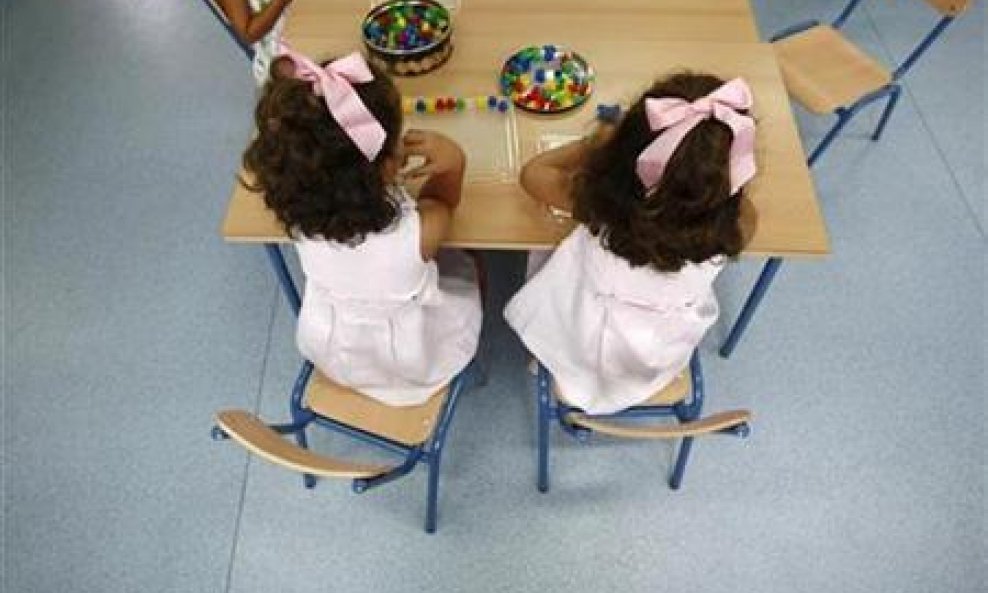 djeca blizanke škola vrtić